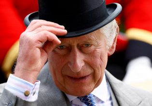 Ο βασιλιάς Κάρολος επιστρέφει στα δημόσια καθήκοντα του – Σε κέντρο θεραπείας του καρκίνου η πρώτη έξοδος