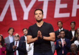 Ο Στέφανος Κασσελάκης ανακοίνωσε το ευρωψηφοδέλτιο του ΣΥΡΙΖΑ παρουσία Τσίπρα