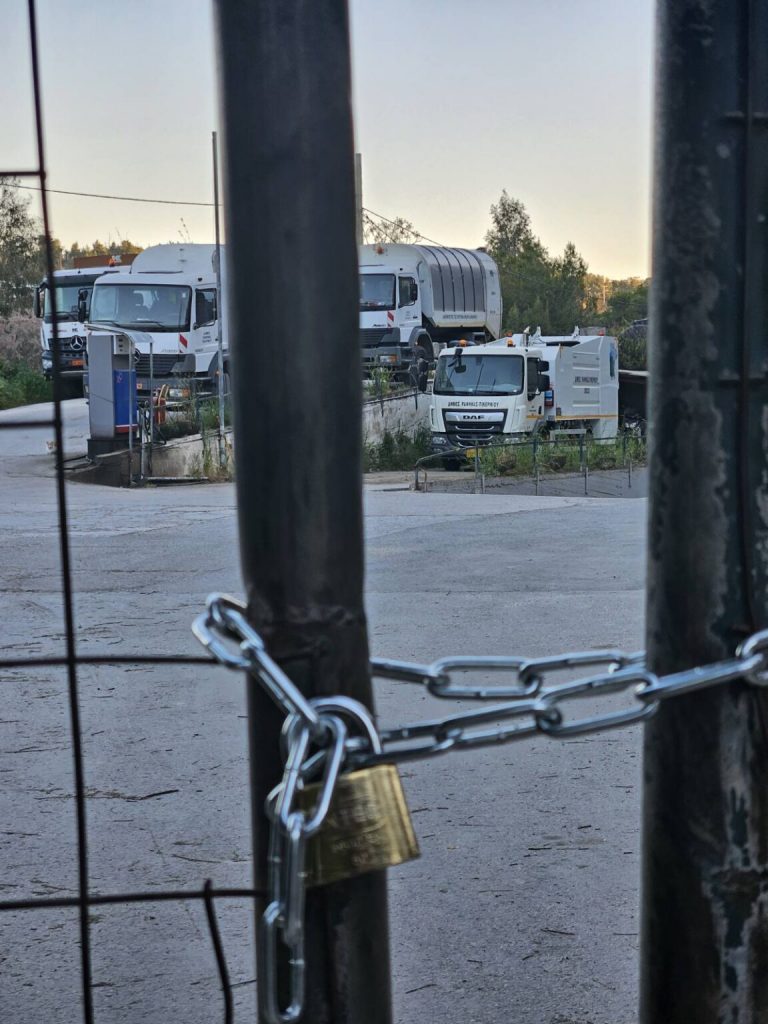 Κλειδώθηκαν και αποκλείστηκαν τα απορριμματοφόρα του Δήμου Ραφήνας Πικερμίου – Τι είπε στο in η δήμαρχος