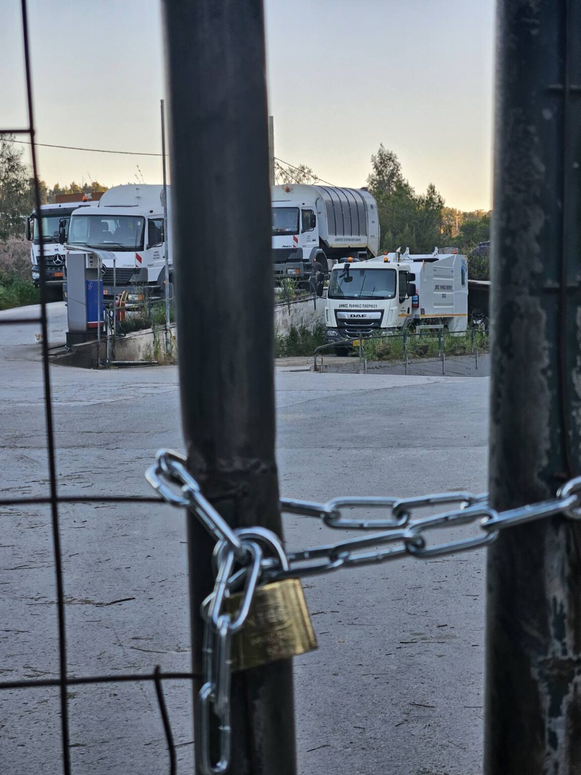 Κλειδώθηκαν και αποκλείστηκαν τα απορριμματοφόρα του Δήμου Ραφήνας Πικερμίου - Τι είπε στο in η δήμαρχος