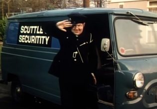 Ο Benny Hill ήταν πολυεκατομμυριούχος αλλά κολλούσε τις σόλες των χαλασμένων παπουτσιών του