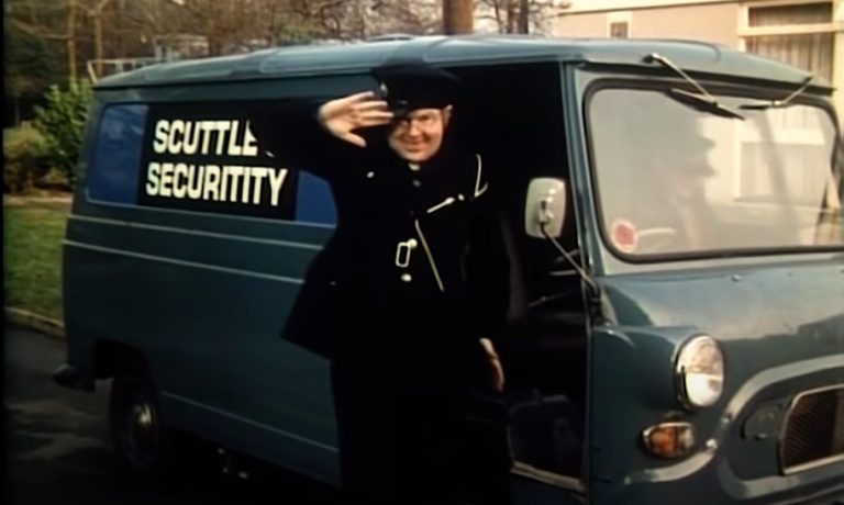 Ο Benny Hill ήταν πολυεκατομμυριούχος αλλά κολλούσε τις σόλες των χαλασμένων παπουτσιών του