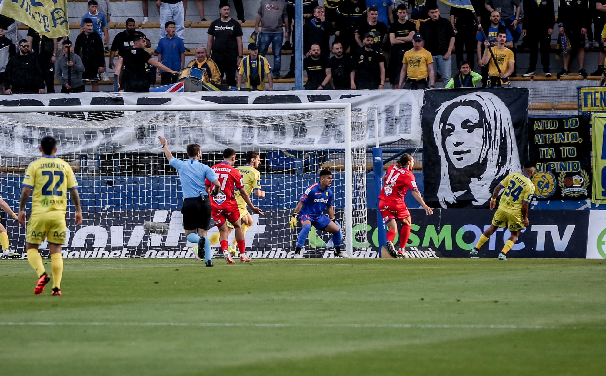 Τέμπη: Πανό για τη Μαρία Καρυστιανού σε γήπεδο - «Καμία ειρήνη χωρίς δικαιοσύνη»