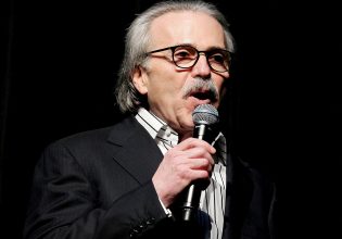 Ντέιβιντ Πέκερ: Ο «κίτρινος» εκδότης που «έκαψε» τον Ντόναλντ Τραμπ