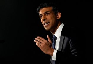 Ρίσι Σούνακ: Πέρασε το νομοσχέδιο κατά του καπνίσματος