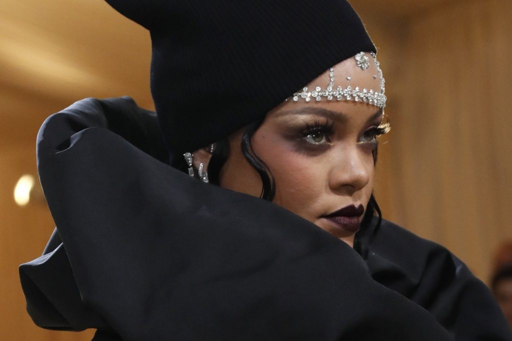 Η Rihanna αποκηρύσσει τις στυλιστικές της επιλογές  – Η επίδειξη των θηλών είναι το «fashion ick» της