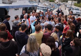 Βόλτα στον κεντρικό δρόμο της Χίου ο Κασσελάκης – «Ο κόσμος έχει φτάσει στο αμήν» (vid)