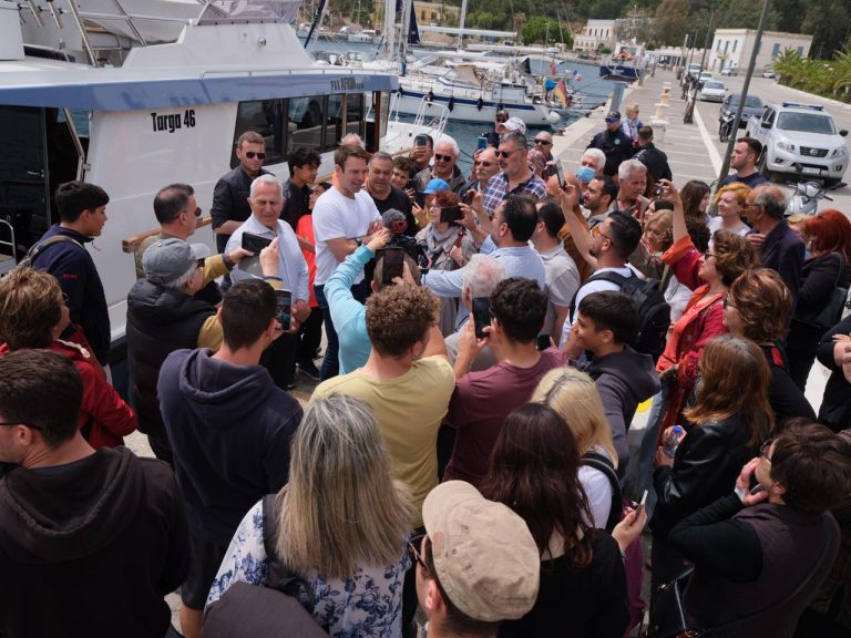 Βόλτα στον κεντρικό δρόμο της Χίου ο Κασσελάκης – «Ο κόσμος έχει φτάσει στο αμήν» (vid)