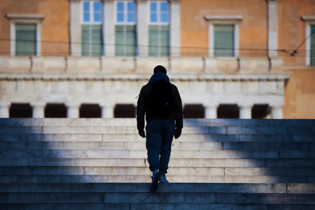 Οι Έλληνες θα πάνε στις κάλπες με προτεραιότητες τη δημόσια υγεία και τη φτώχεια