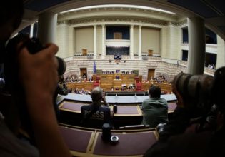 Δημοσκόπηση: Νικητές και ηττημένοι μετά την πρόταση μομφής – Πόσο πληγώνουν τη ΝΔ οι «αποπομπές» Μπρατάκου, Παπασταύρου;