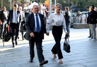 Μπομπ Μενέντεζ: Τι αποκαλύπτουν απόρρητα έγγραφα για την γυναίκα του