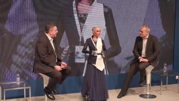 Ένα ρομπότ μίλησε για τα πλεονεκτήματα της τεχνητής νοημοσύνης