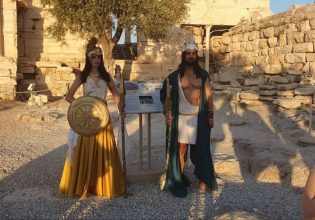 Κ. Μάλαμα: Έγινε η Ακρόπολη μια κακόγουστη Ντίσνεϊλαντ; – Οι φωτογραφίες με τις χλαμύδες στον ιερό βράχο