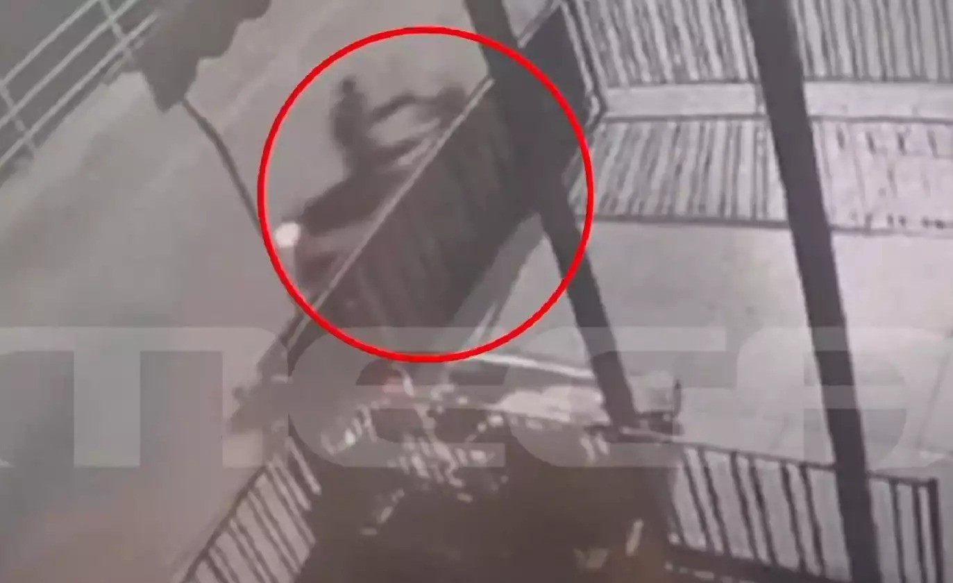 Βίντεο ντοκουμέντο από την γυναικοκτονία στους Αγίους Αναργύρους: Παρακολουθούσε το σπίτι της πριν τη δολοφονία