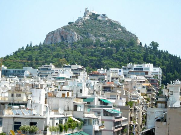 Καίει το κόστος στέγασης στην Ελλάδα – Πόσο εισόδημα φεύγει για ενοίκιο