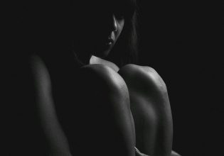 Revenge porn: Γυναίκα στο Μεσολόγγι κατήγγειλε λιμενικό για βία και εκδικητική πορνογραφία