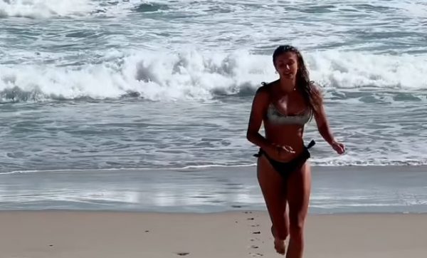 Η πιο σέξι αθλήτρια του κόσμου ανεβάζει τη θερμοκρασία στα ύψη