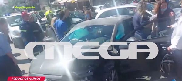 Τροχαίο ατύχημα: Γέμισε συντρίμμια η Αλίμου – Βίντεο αμέσως μετά την καραμπόλα 9 οχημάτων