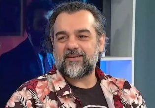 «Άρχισαν να μας πετάνε αυγά» – Απίστευτο σκηνικό σε παράσταση με τον Αργύρη Ξάφη και την Καρυοφυλλιά Καραμπέτη