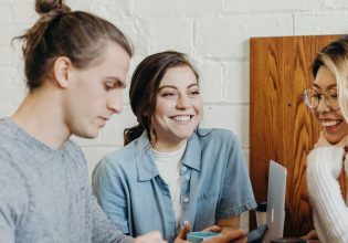 Γιατί τα αγόρια της γενιάς Z φλερτάρουν με τον τίτλο του Alpha Male, ξανά;