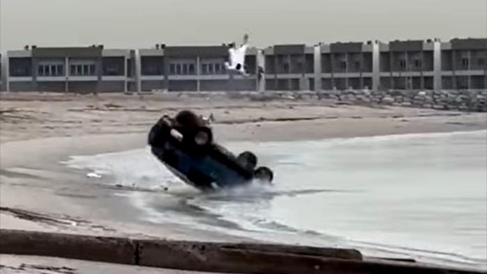 Τρομακτικό βίντεο: Οδηγός εκτοξεύεται από το αυτοκίνητο μέσα στο νερό