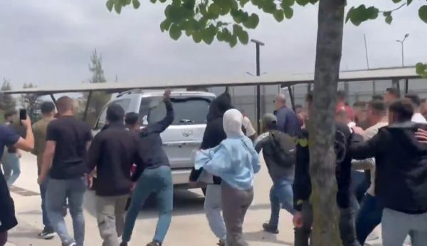 Δυτική Όχθη: Φοιτητές λιθοβόλησαν οχήματα Ευρωπαίων διπλωματών στη Ραμάλα