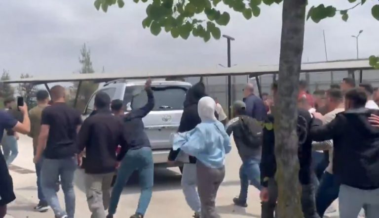 Δυτική Όχθη: Φοιτητές λιθοβόλησαν οχήματα Ευρωπαίων διπλωματών στη Ραμάλα