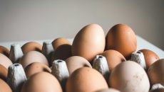 Το λάθος που κάνουμε όλοι με τα αυγά – TikToker εξηγεί πώς να τα αποθηκεύετε στο ψυγείο