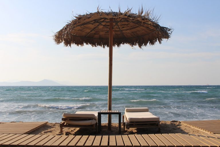 Διακοπές: Απαγορευμένες και φέτος οι διακοπές για τους Έλληνες