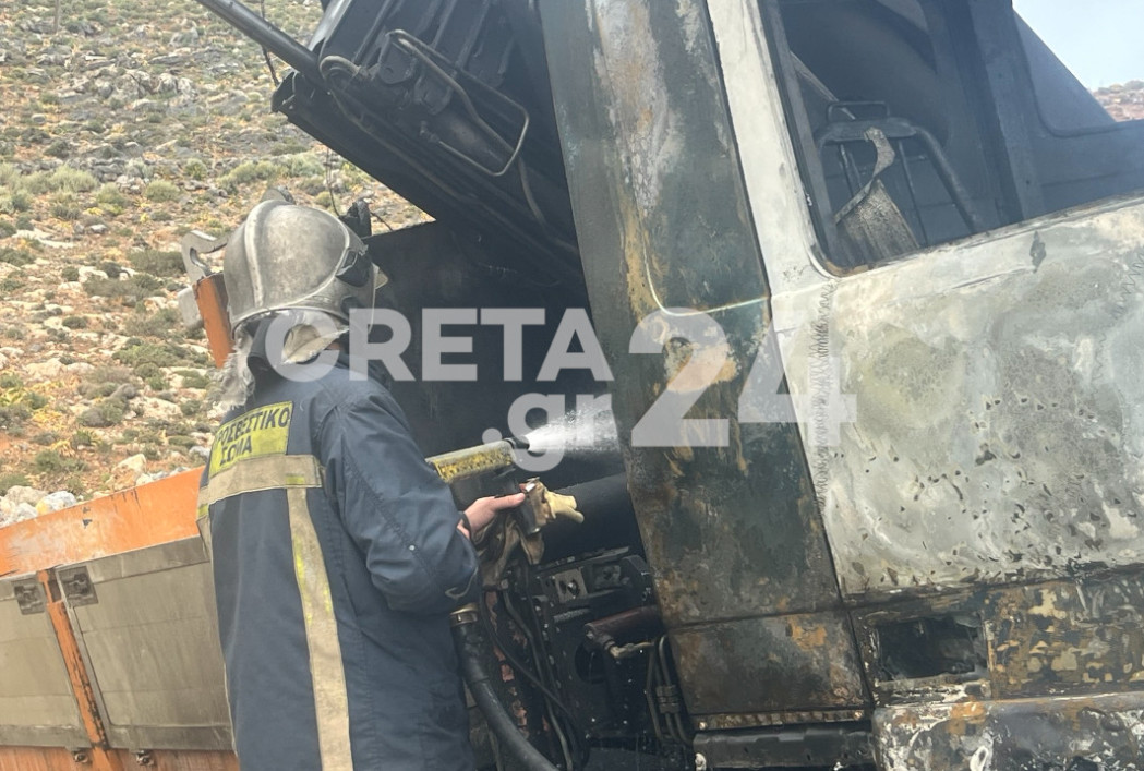 Ηράκλειο: Φορτηγό ανετράπη στον ΒΟΑΚ και τυλίχθηκε στις φλόγες