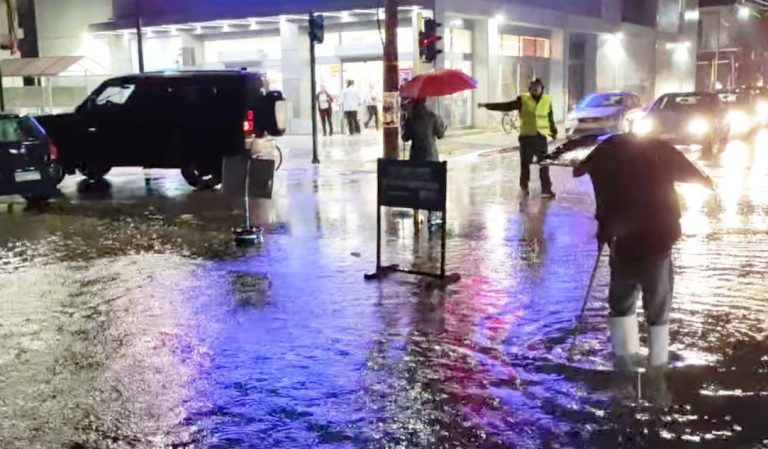 Η κακοκαιρία χτυπάει την Καρδίτσα: «Ποτάμια» οι δρόμοι – Στα 100 χιλιοστά το ύψος βροχής