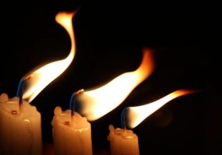 Φιλί της αγάπης από τον Ιερώνυμο βλέπει ο Μητσοτάκης, φιλί του Ιούδα ο Βελόπουλος, φίλια πυρά από Σαμαρά