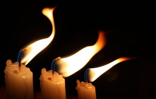 Φιλί της αγάπης από τον Ιερώνυμο βλέπει ο Μητσοτάκης, φιλί του Ιούδα ο Βελόπουλος, φίλια πυρά από Σαμαρά