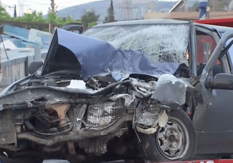Σοβαρό τροχαίο στις Αχαρνές - Αυτοκίνητο «καρφώθηκε» σε τοίχο ψητοπωλείου