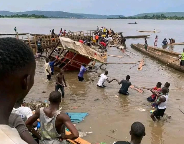 Ασύλληπτο: Νεκροί 58 άνθρωποι ενώ πήγαιναν σε... κηδεία - Ανατράπηκε το σκάφος τους