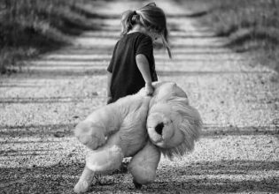 Συγκινούν παιδιά Δημοτικού που τραγουδούν κατά της παιδικής κακοποίησης