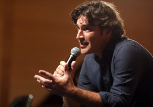 Η τρυφερή φωτογραφία του Χριστόφορου Παπακαλιάτη από τα γυρίσματα του Maestro