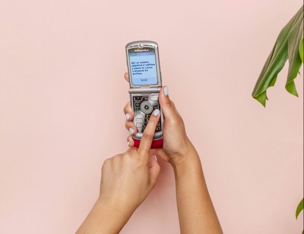 Το… «βαρετό» τηλέφωνο είναι η νέα συσκευή της «αγχωμένης» Gen Z