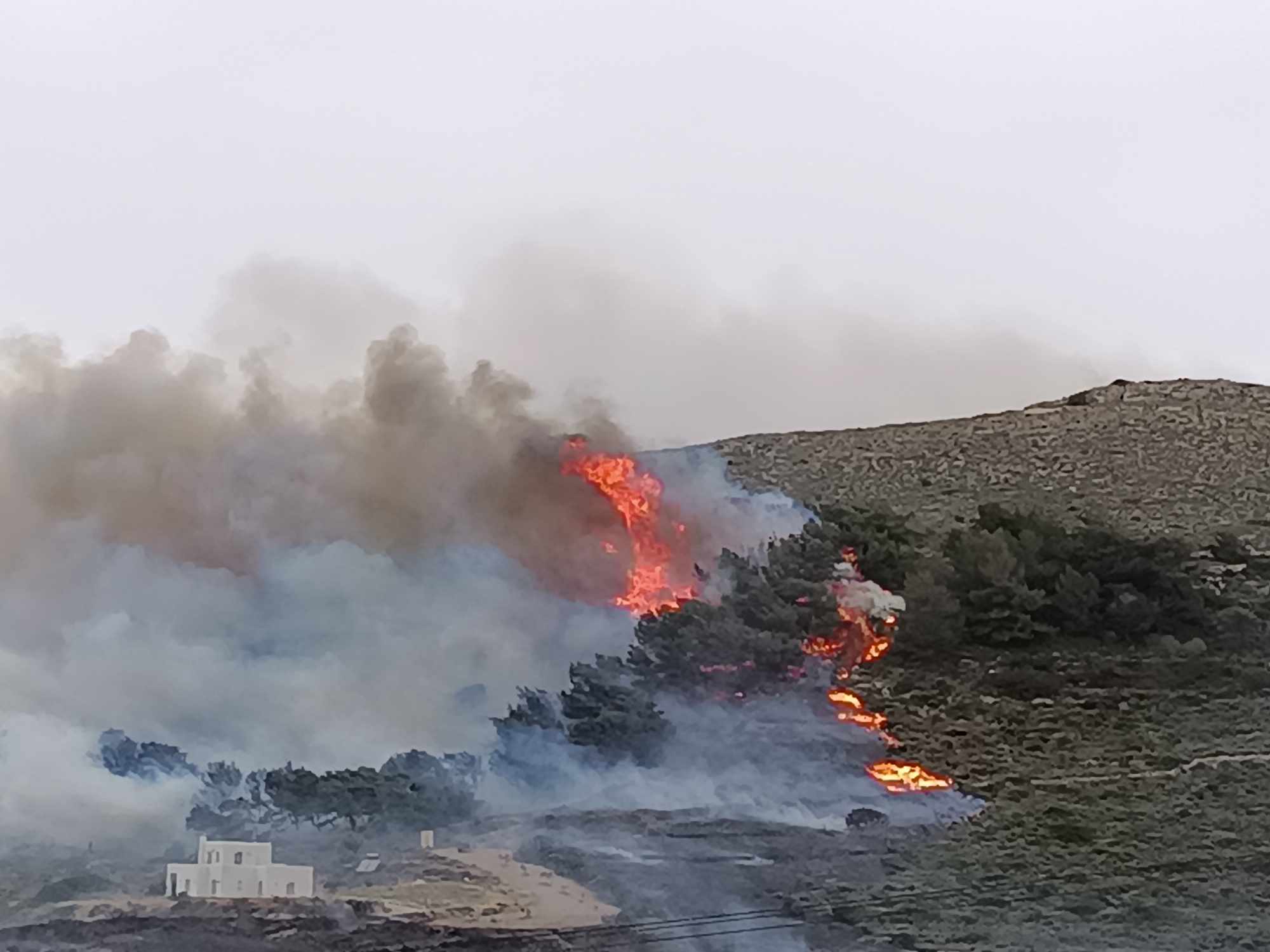 Μεγάλη φωτιά στην Πάρο – Απομακρύνονται οι κάτοικοι, ήχησε το 112