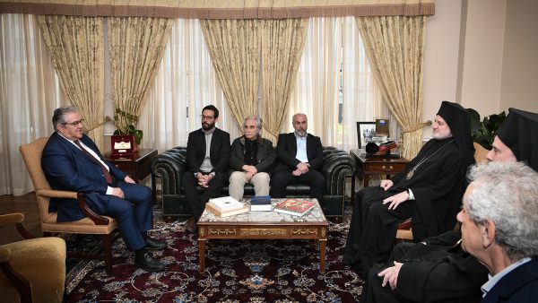 Ο Κουτσούμπας συνάντησε τον αρχιεπίσκοπο Ελπιδοφόρο στις ΗΠΑ – Τα δώρα που αντάλλαξαν