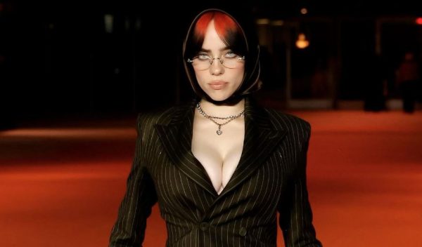 Η Billie Eilish λέει ότι η «αυτο-ευχαρίστηση» τη βοηθά να νιώθει «δυνατή και άνετη» μέσα στο σώμα της