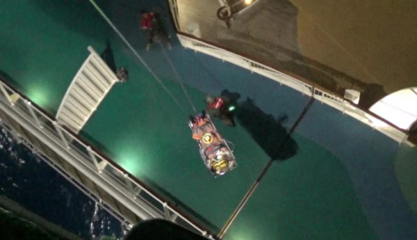 Super Puma: Καρέ καρέ νυχτερινή επιχείρηση σε κρουαζιερόπλοιο – Πλάνα που κόβουν την ανάσα