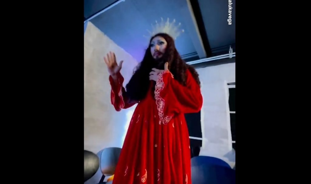 Συνελήφθη ξανά η drag queen «Pura Luka Vega» – Παρουσίασε ως ροκ σταρ τον Ιησού