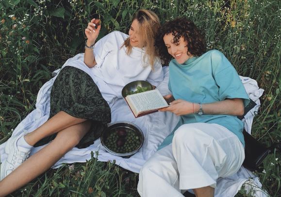 Τι είναι η «ενοχή του ήλιου»; Γιατί αισθανόμαστε ντροπή τις ημέρες με καλό καιρό