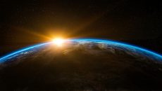 Τι θα συμβεί αν μια καρφίτσα «χτυπήσει» τη Γη με την ταχύτητα του φωτός; – Εντυπωσιακή προσομοίωση