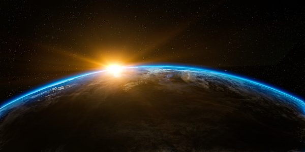 Τι θα συμβεί αν μια καρφίτσα «χτυπήσει» τη Γη με την ταχύτητα του φωτός; – Εντυπωσιακή προσομοίωση