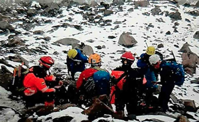 Ισημερινός: Αγνοούνται 3 ορειβάτες που παρασύρθηκαν από χιονοστιβάδα στο ηφαίστειο Καγιάμπε