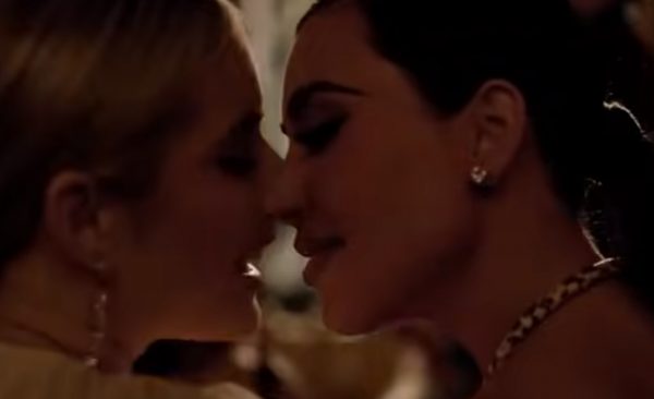 Η Έμμα Ρόμπερτς για το καυτό φιλί με την Κιμ Καρντάσιαν