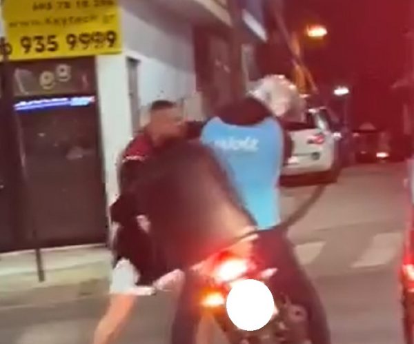 Καταγγελία ΚΕΕΡΦΑ: Επίθεση σε διανομέα με ρατσιστικά κίνητρα στον Άγιο Δημήτριο – Δείτε βίντεο
