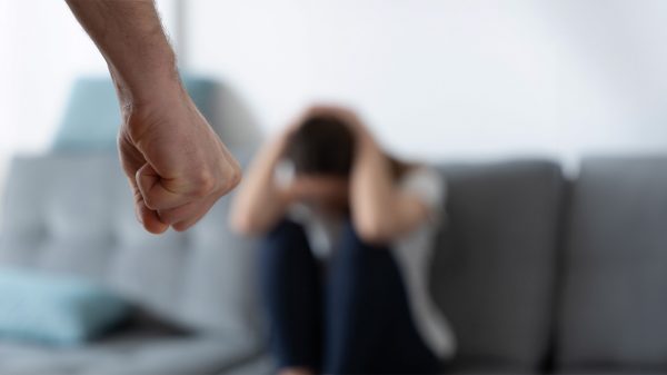 Ενδοοικογενειακή βία: «Safe houses» σε όλη τη χώρα – Πώς τα θύματα θα αξιολογούν την ΕΛ.ΑΣ